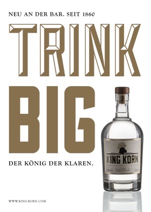 Trink Big, Der König der Klaren. Mit Kingkornflasche in der Ecke abgebildet